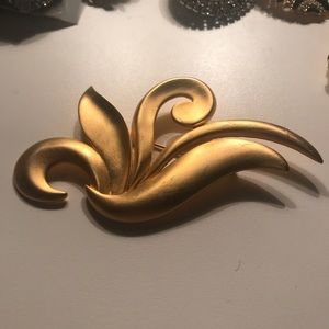Fashion Brooch in Matt Gold Finish